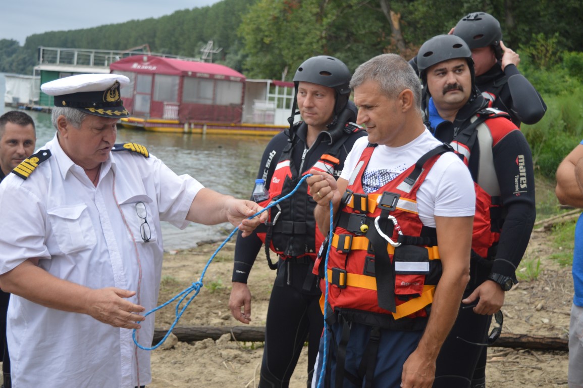 OBUKA PRIPADNIKA SEKTORA ZA VANREDNE SITUACIJE style=